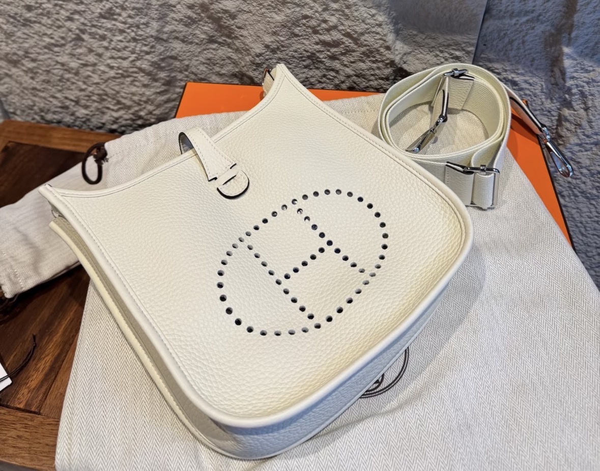 Evelyne 23 奶昔白銀扣