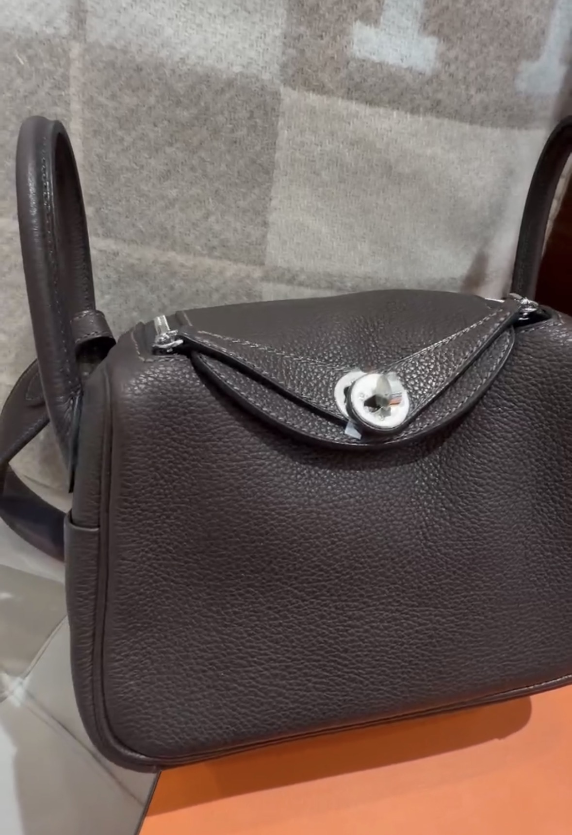 Mini Lindy 烏木色銀扣