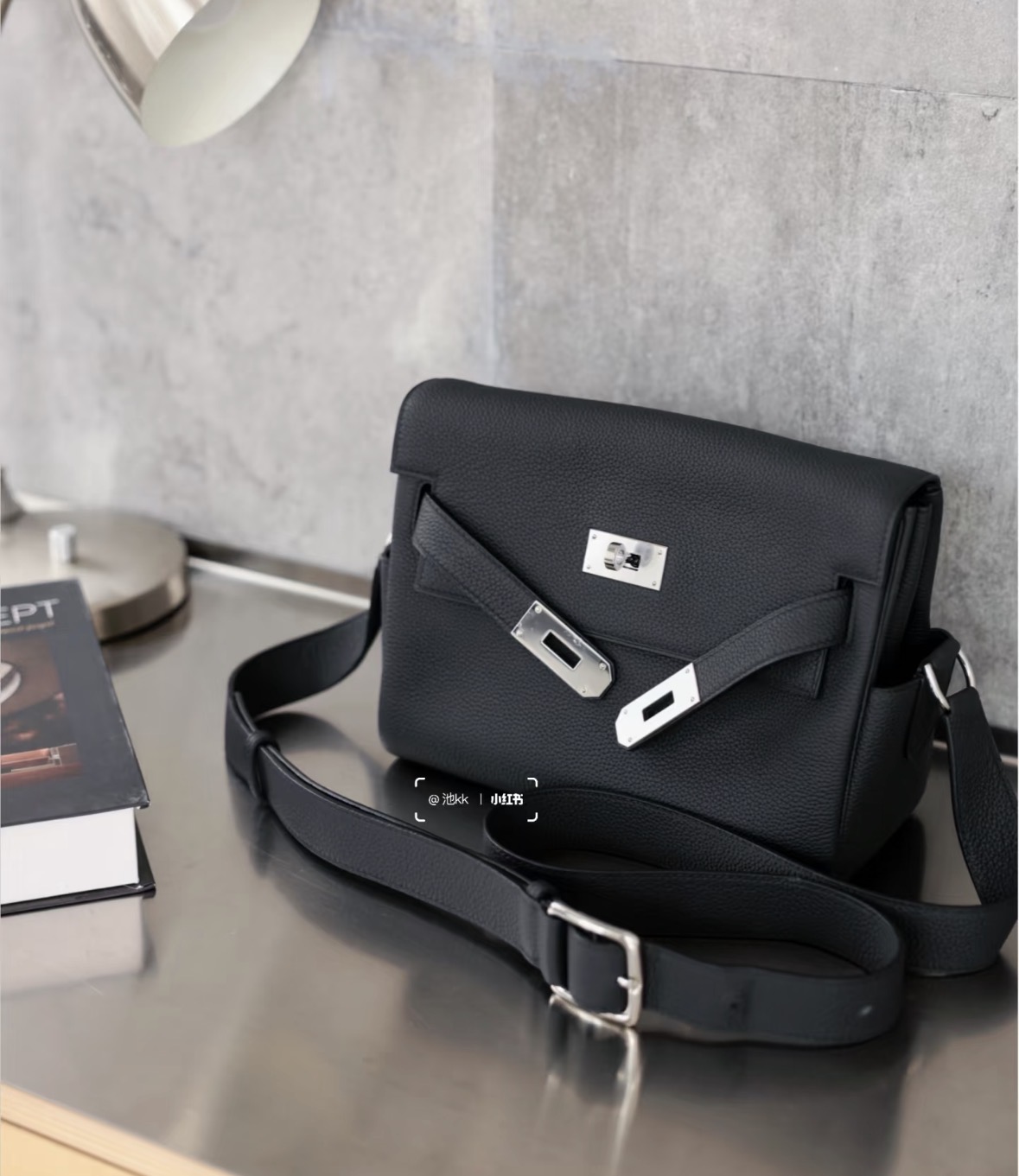 Kelly Messenger 黑色銀扣